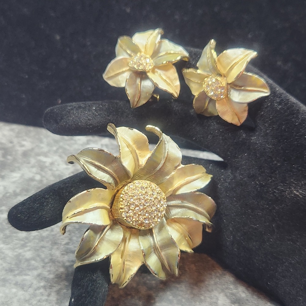 Vintage Gold Tone Enamel Sunflower Brooch and Clip On Earrings Set Rhinestone